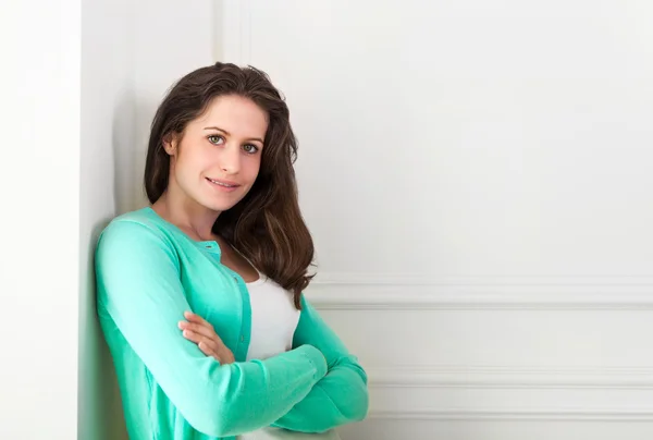 Portret van een mooie lachende tiener meisje met sproeten — Stockfoto