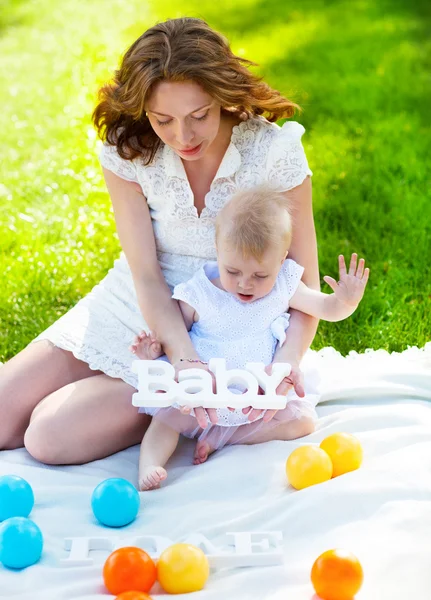 Gelukkig moeder en haar kind samenspelen in park — Stockfoto