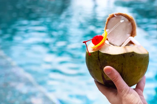 Мужчина с кокосовым коктейлем — стоковое фото