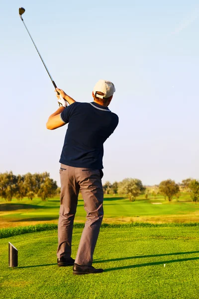 Athletischer junger Mann beim Golfspielen — Stockfoto