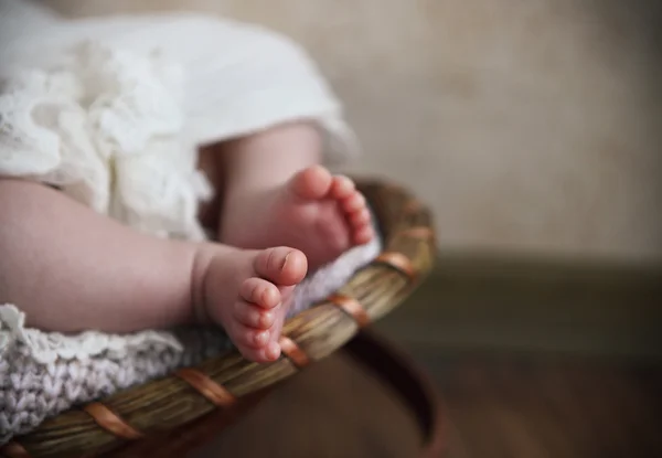 Minik bebek ayaklarına yakın çekim — Stok fotoğraf