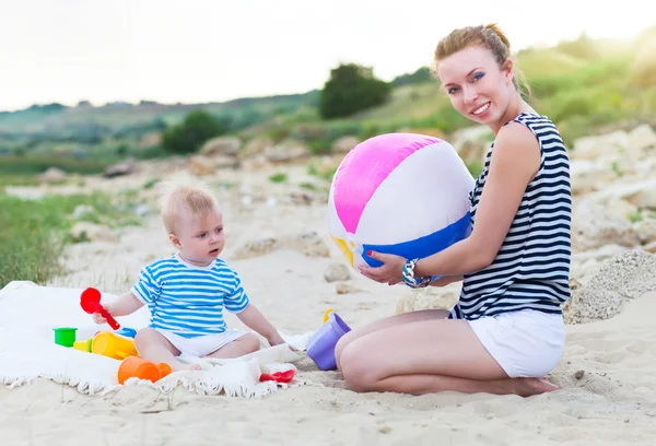 Szczęśliwa rodzina bawiąca się na plaży — Zdjęcie stockowe