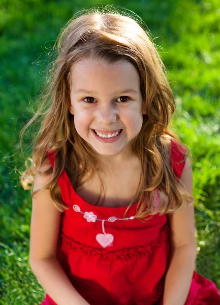 Cute little girl in the park — Stock Photo, Image