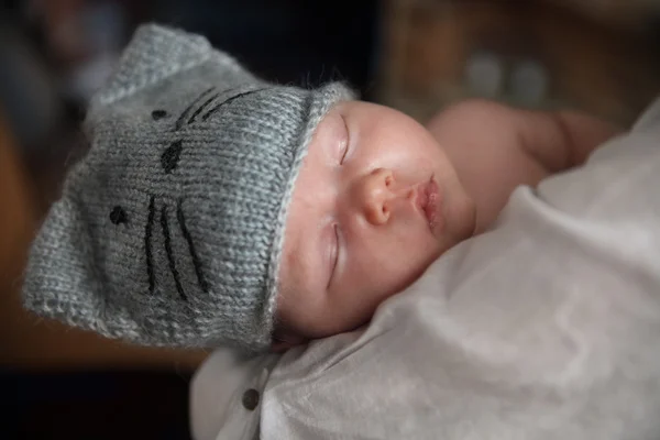 Baby in slaap vallen in de armen van haar moeder — Stockfoto