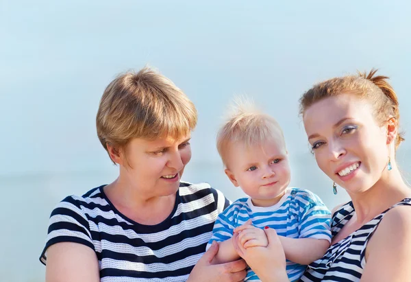 Lycklig familj ha kul på stranden — Stockfoto