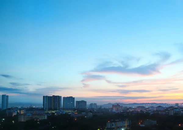 Ciudad de Pattaya al amanecer y por la mañana Crepúsculo, Tailandia —  Fotos de Stock