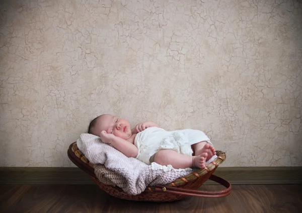 Μωρό που κοιμάται στο καλάθι στο ξύλινο πάτωμα — Φωτογραφία Αρχείου