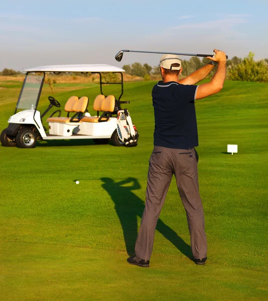 Jovem atlético jogando golfe — Fotografia de Stock