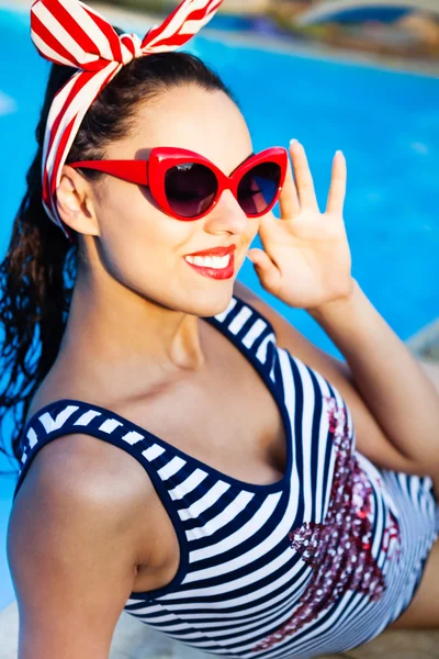 Mooi pin up meisje in de buurt van het zwembad — Stockfoto