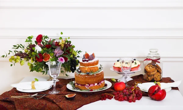 Mesa de sobremesa servida para um casamento — Fotografia de Stock