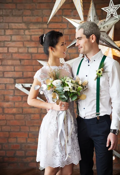 Casal alegre perto da parede de tijolo — Fotografia de Stock