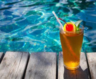 Havuz kenarında kokteyl. 