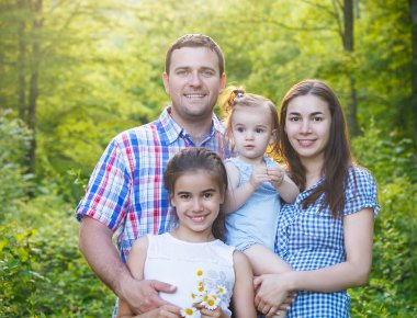 Mutlu genç aile bahar orman içinde