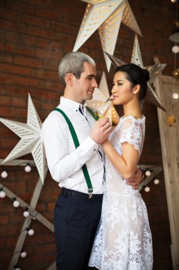 Evli çift tuğla duvara yakın dans 