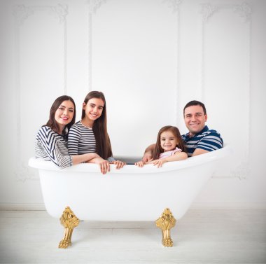 Mutlu genç aile denizcileri giyinmiş
