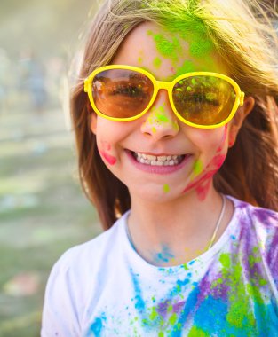 Holi renkli Festivali mutlu sevimli küçük kız