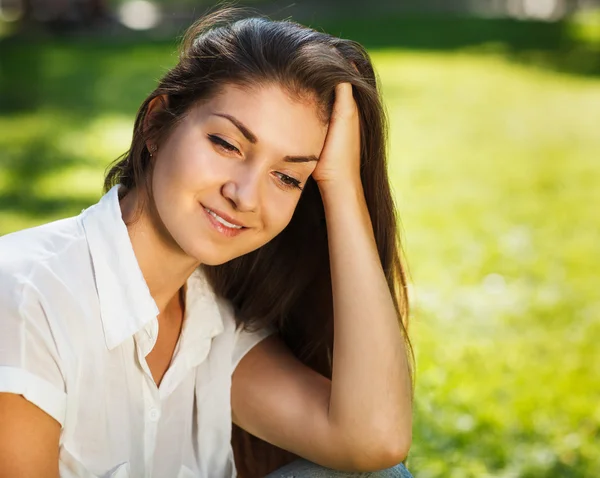 Retrato de una joven hermosa mujer sobre fondo verde de verano —  Fotos de Stock