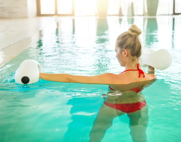 Sarışın genç kadın Aqua aerobik yapıyor — Stok fotoğraf