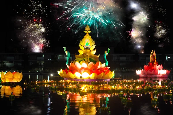 Petits et grands bateaux avec bougies et fleurs sont donnés pour Thail — Photo