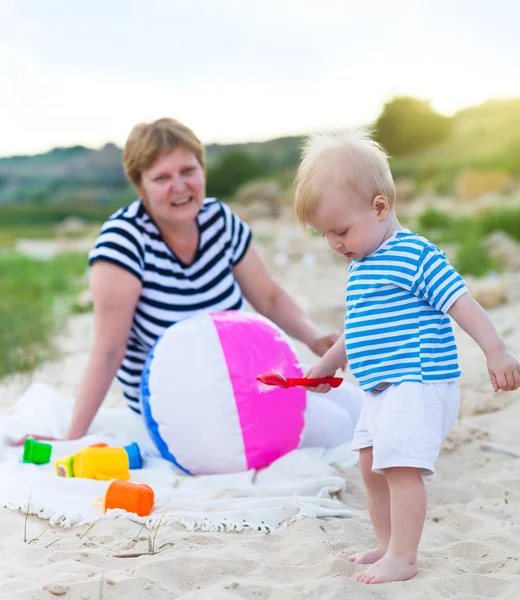 Gelukkig gezin hebben plezier op het strand — Stockfoto