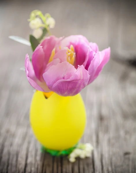 Velikonoční složení s vejcem a pastelově Tulipán květ a lilie o — Stock fotografie