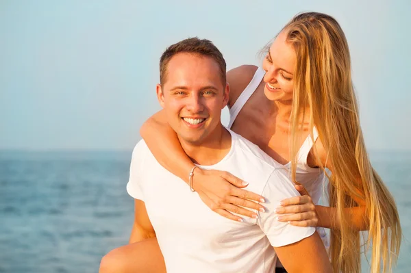 Casal rindo apreciando a natureza sobre o fundo do mar. Atraente — Fotografia de Stock