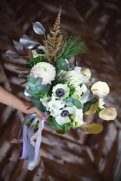 Boeket met ranunculus, fresia's, rozen en witte anemon bruiloft — Stockfoto