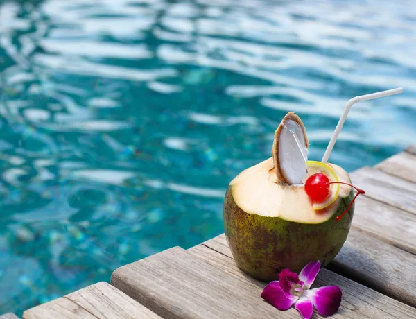 Cóctel de coco con paja para beber —  Fotos de Stock