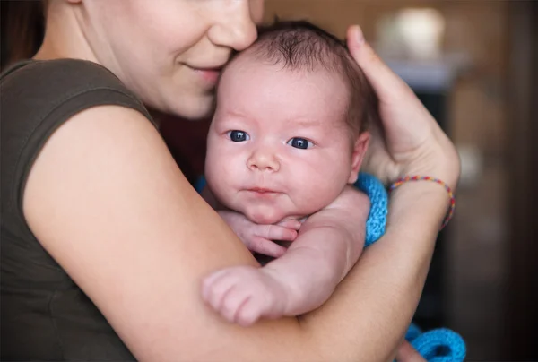 Baby boy in the arms of her mother — Stock Photo, Image