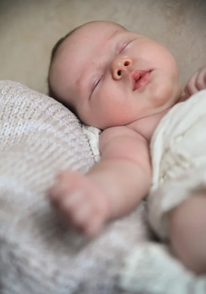 Baby fiú alszik a kosár — Stock Fotó
