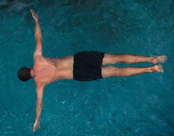 Athletic man swimming in the pool — Stock Photo, Image