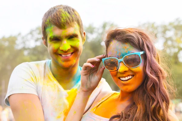Portret szczęśliwy pary na festiwalu holi kolorów — Zdjęcie stockowe
