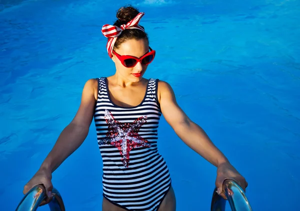 Piękny pin się dziewczyna w pobliżu basenu — Zdjęcie stockowe