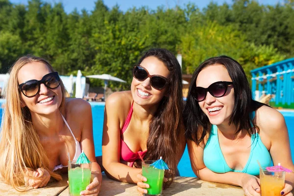 Meninas felizes com bebidas na festa de verão — Fotografia de Stock