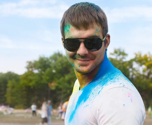 Boldog fiatalember a holi színes fesztivál — Stock Fotó