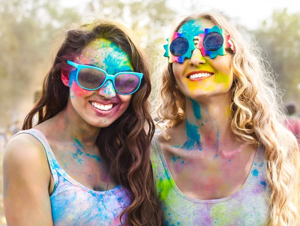 Porträtt av glada tjejer på holi färg festival — Stockfoto