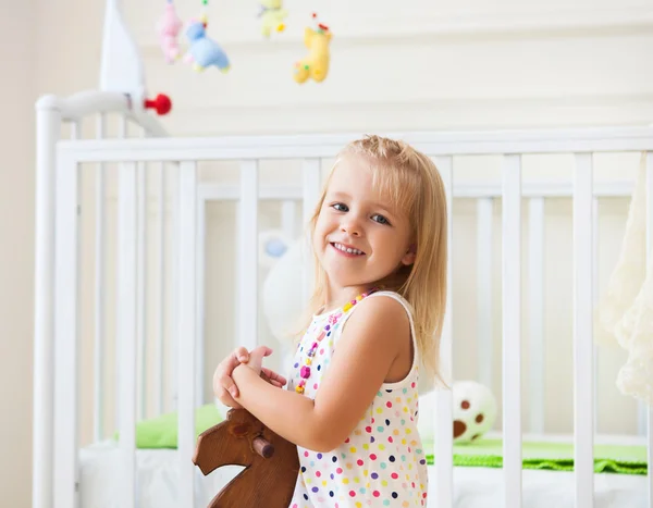 Aranyos kislány nursery room — Stock Fotó