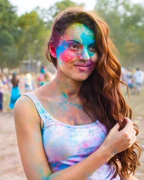 Счастливая молодая девушка на празднике цвета холи — стоковое фото