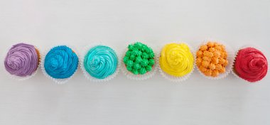 Gökkuşağı cupcakes kopya alanı ile beyaz zemin üzerine