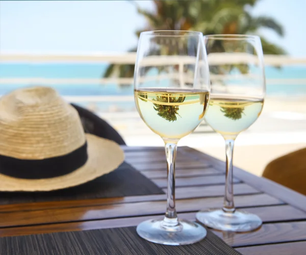 Deux verres à vin avec du vin blanc au fond de ciel et mer — Photo