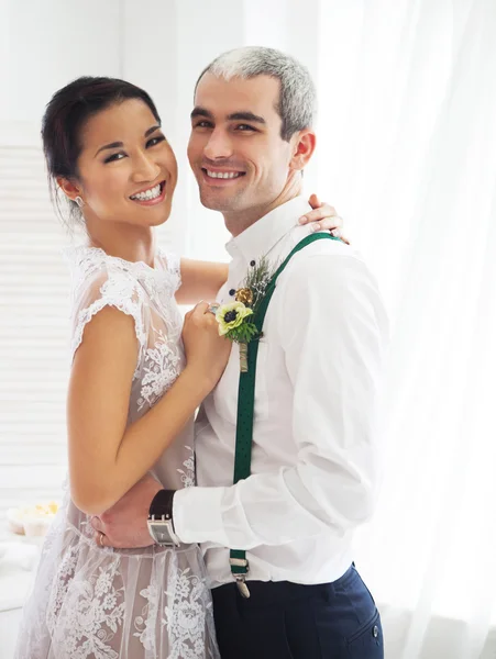 Cheerful married couple in white room — Stock Photo, Image