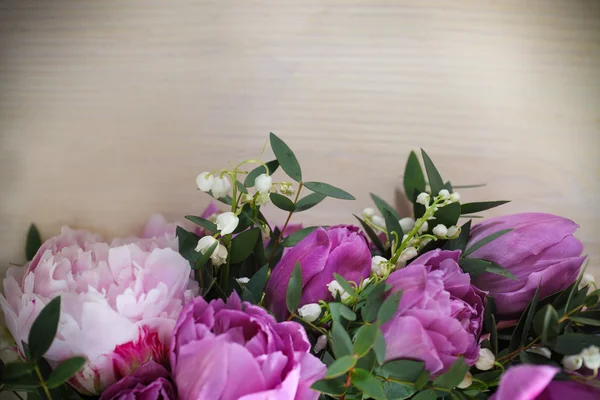 Stos świeże różowe tulipany i konwalia na wieku drewniane — Zdjęcie stockowe