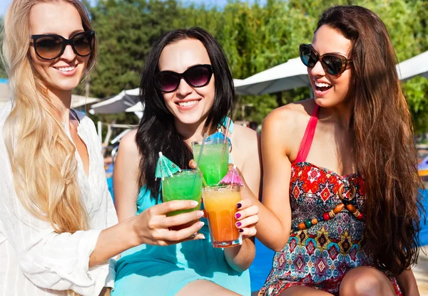 Meninas felizes com bebidas na festa de verão — Fotografia de Stock