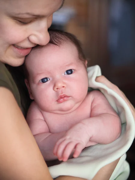 Één maand oude babyjongen in de armen van haar moeder — Stockfoto