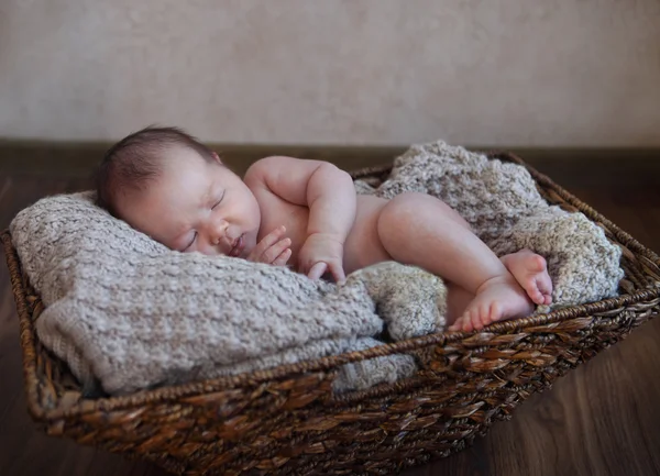 Één maand oude babyjongen in de mand — Stockfoto