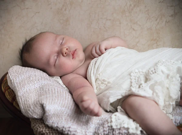 Één maand oude babyjongen in de mand — Stockfoto