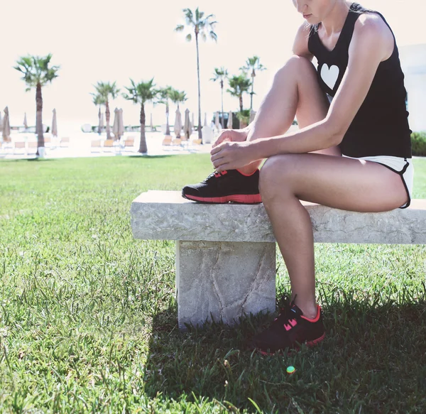 Atleta chica tratando de correr zapatos preparándose para correr Fotos de stock libres de derechos