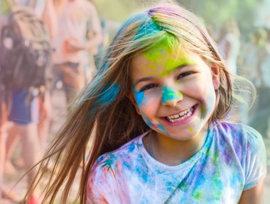 Holi renkli Festivali mutlu küçük kız portresi