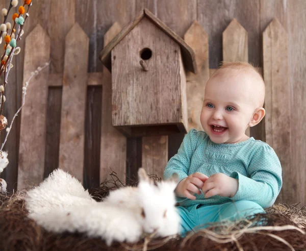 Portret van een schattige babymeisje en kleine witte konijn — Stockfoto