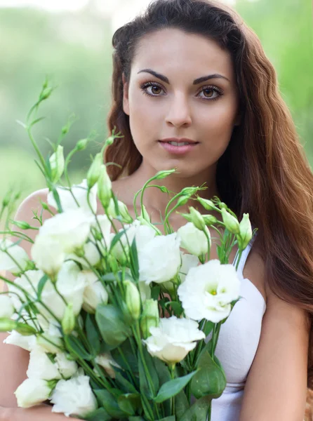 Bella donna in campo con fiori — Foto Stock